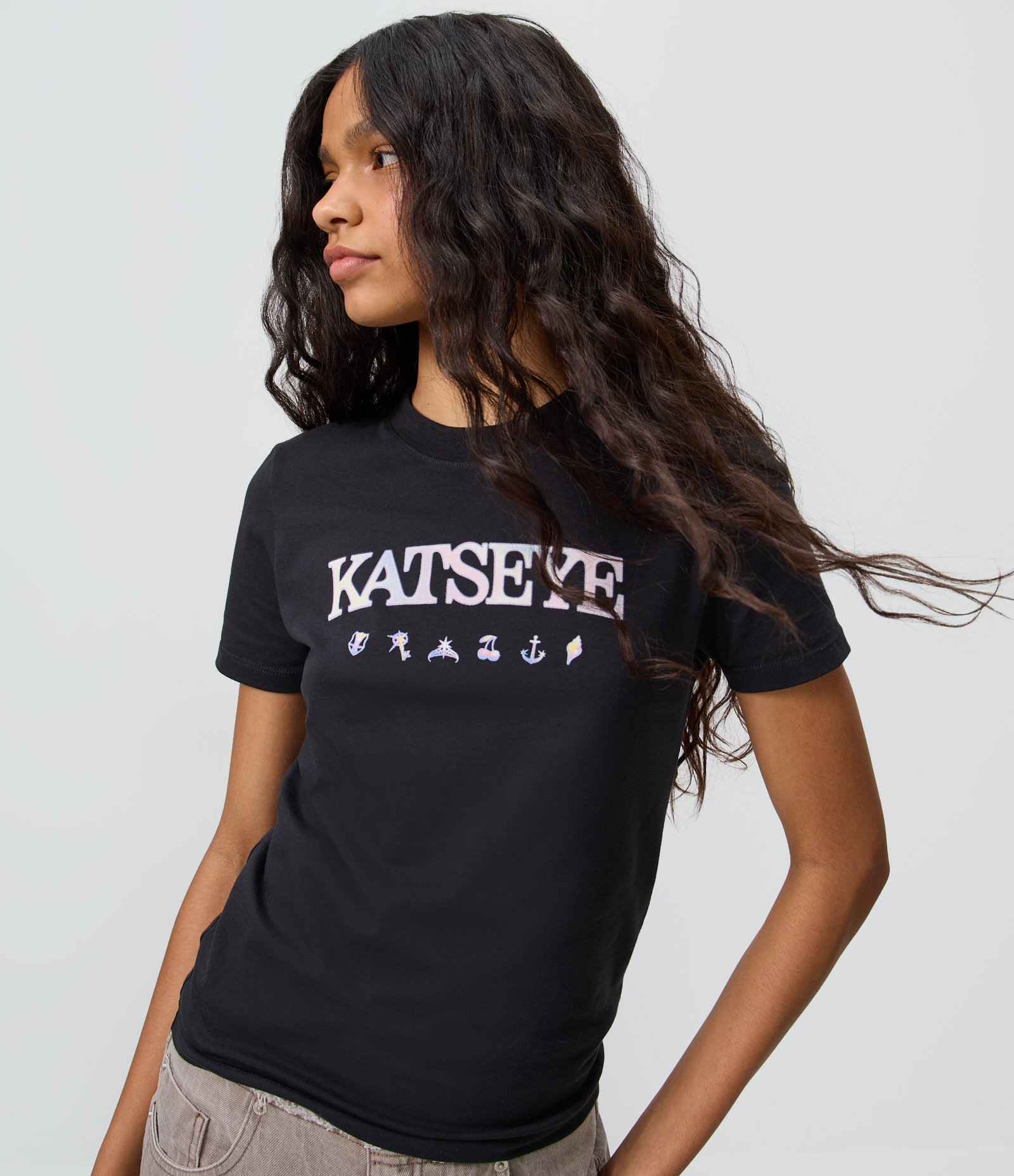 Camiseta em Algodão com Estampa Katseye com Lettering Preto 1