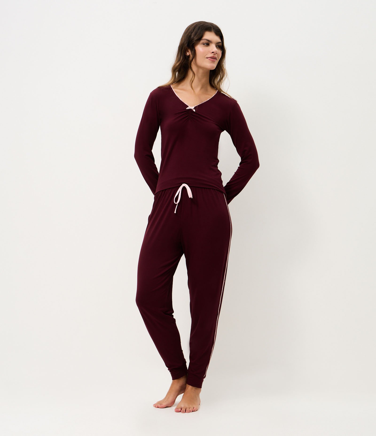 Blusa de Pijama Longa em Viscolycra com Decote V e Laço Vinho 2