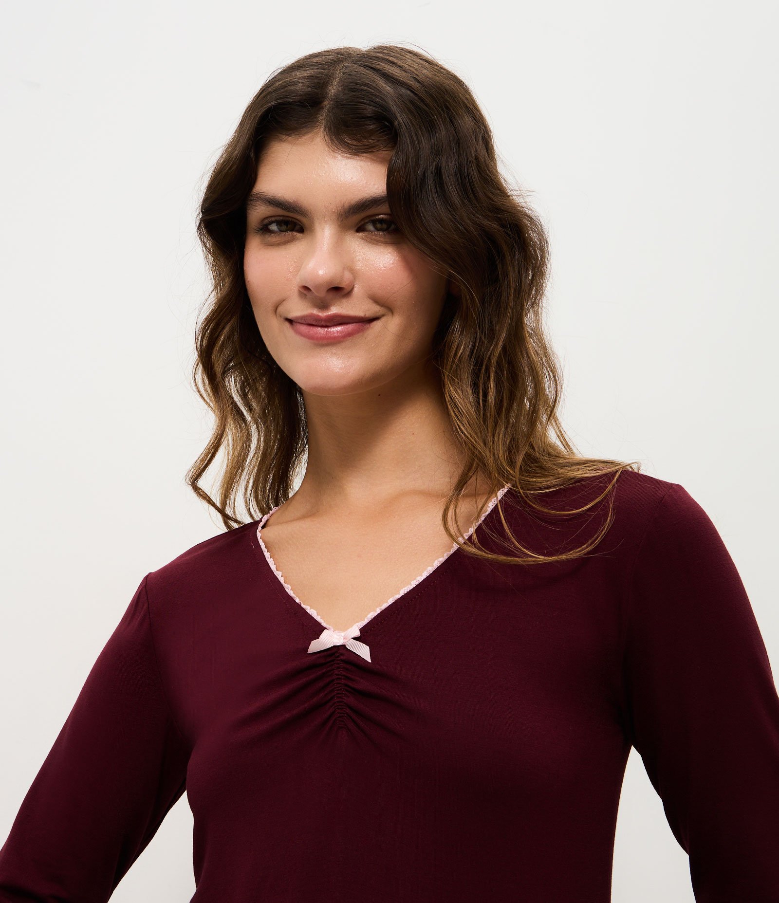 Blusa de Pijama Longa em Viscolycra com Decote V e Laço Vinho 3