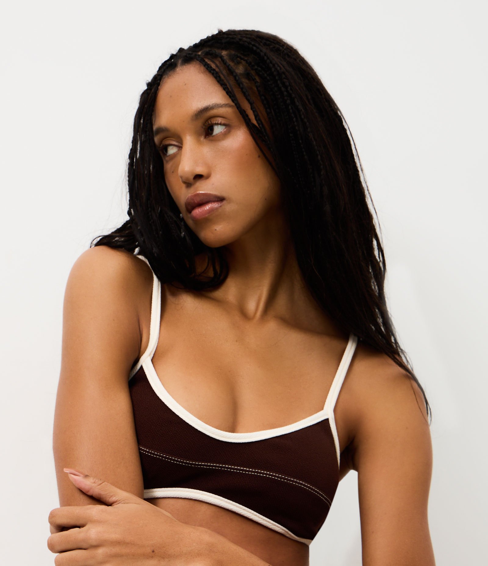 Biquíni Top Camisetinha com Viés e Costura Contrastantes Marrom 3