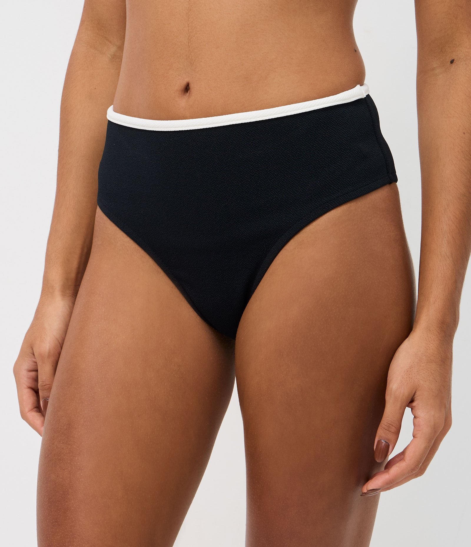 Biquini Calcinha Hot Pants em Crepe com Viés Contrastante Preto 2