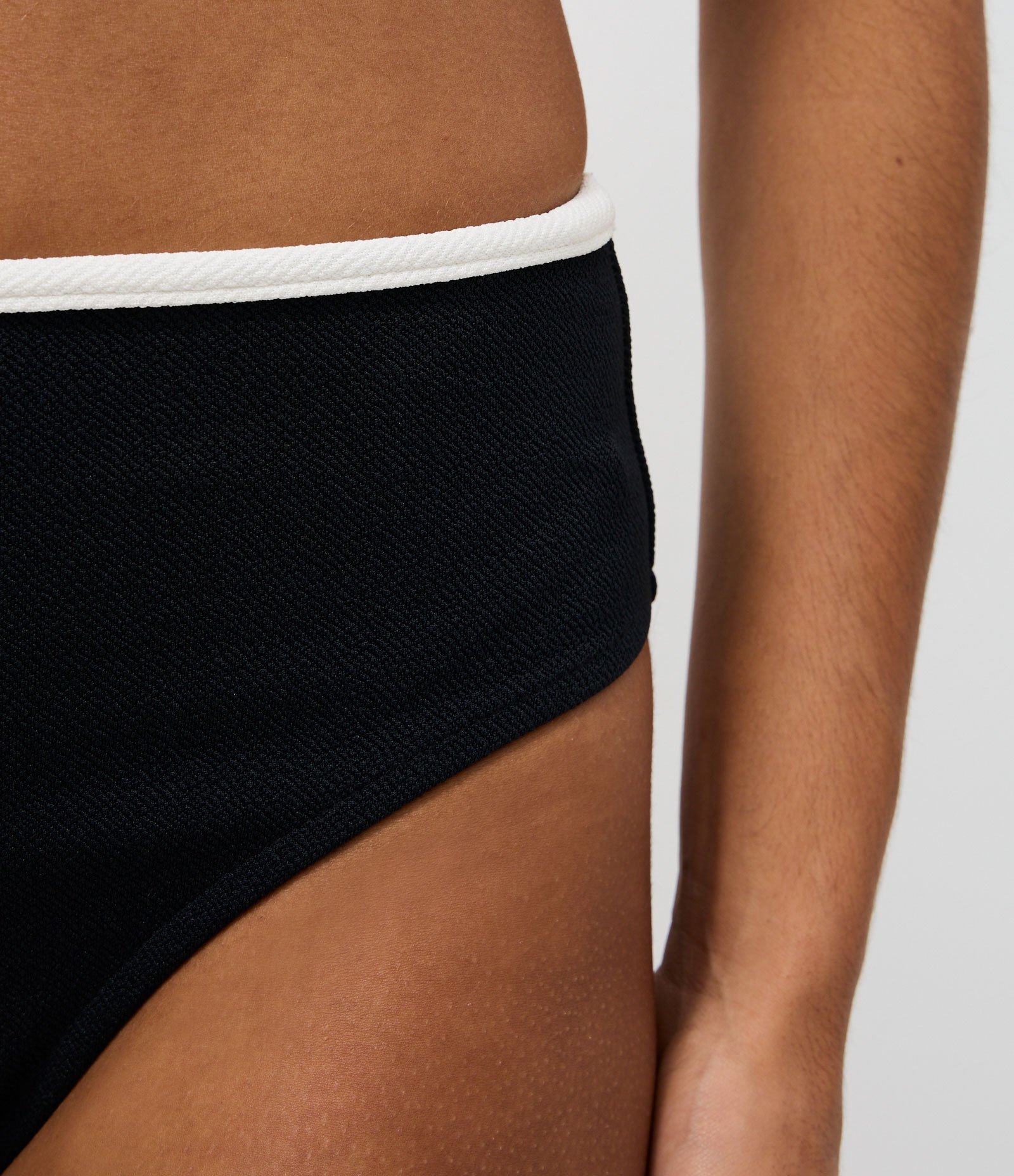 Biquini Calcinha Hot Pants em Crepe com Viés Contrastante Preto 3