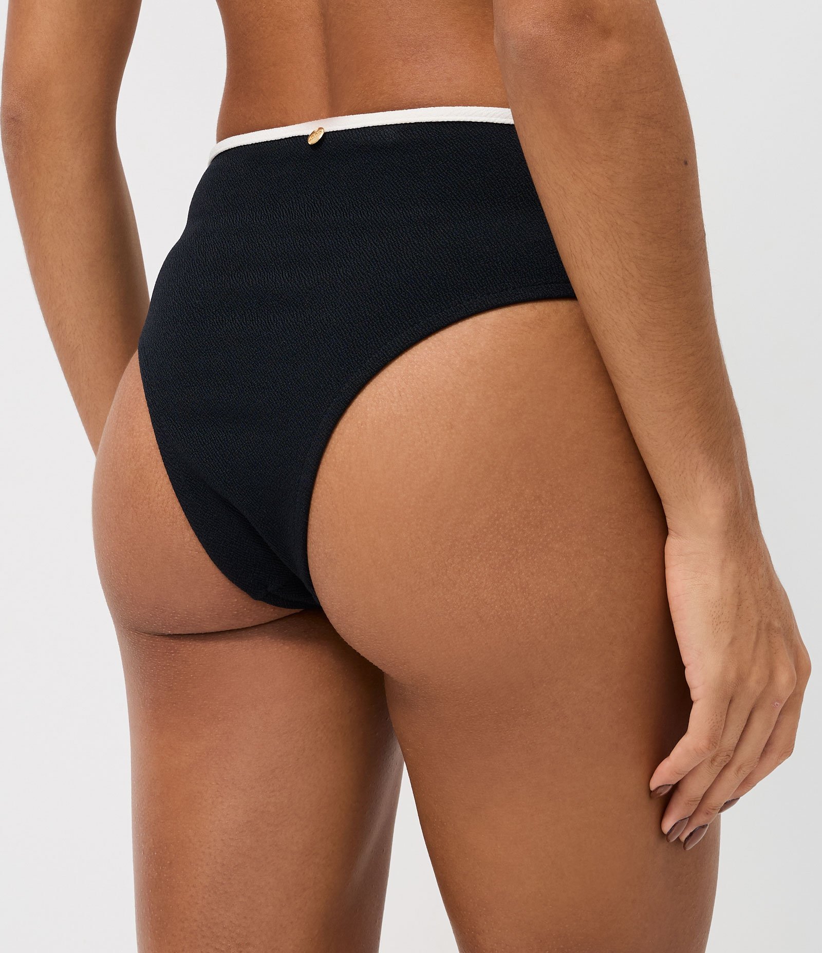 Biquini Calcinha Hot Pants em Crepe com Viés Contrastante Preto 4