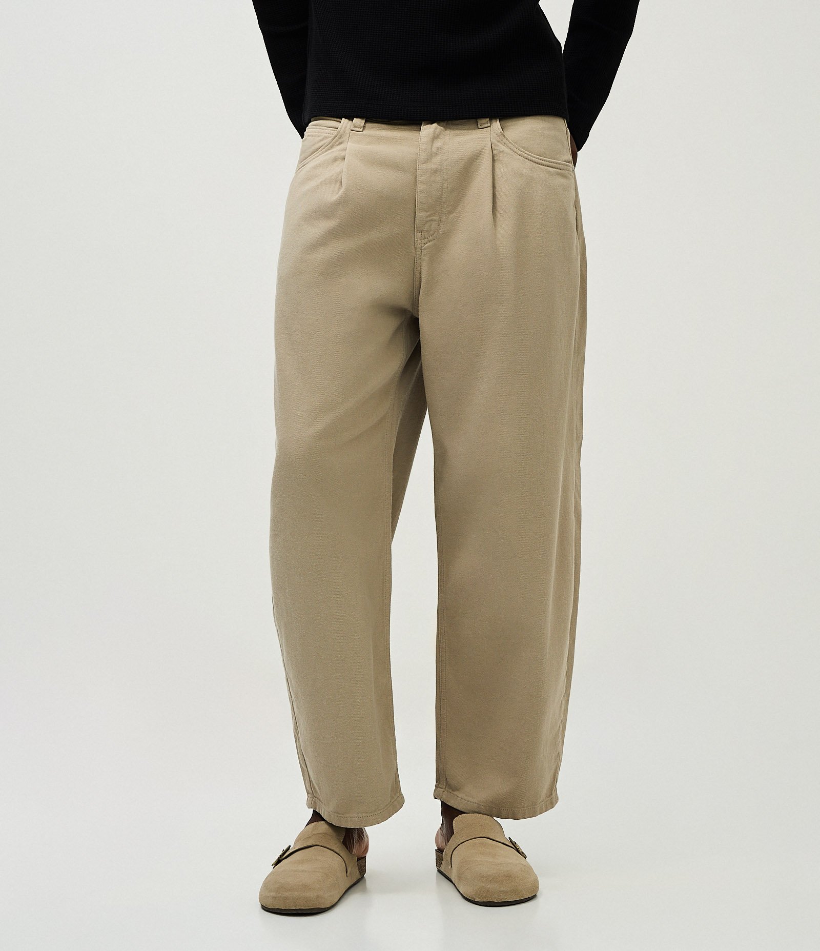 Calça Chino em Sarja com Pregas Bege 2