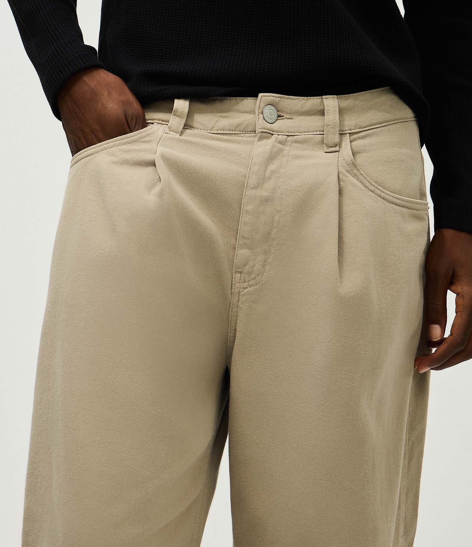 Calça Chino em Sarja com Pregas Bege 3