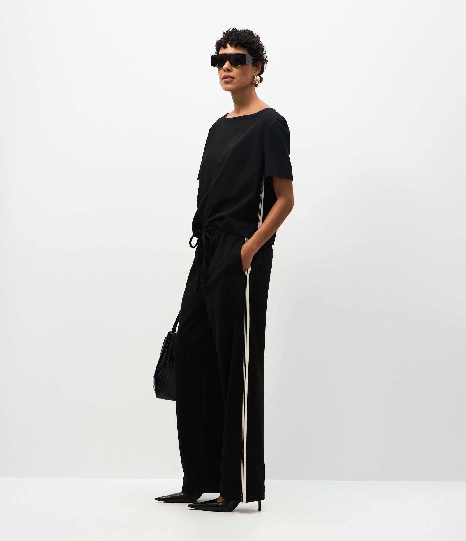 Calça Reta em Ponto Roma com Faixa Lateral Contrastante Preto 1