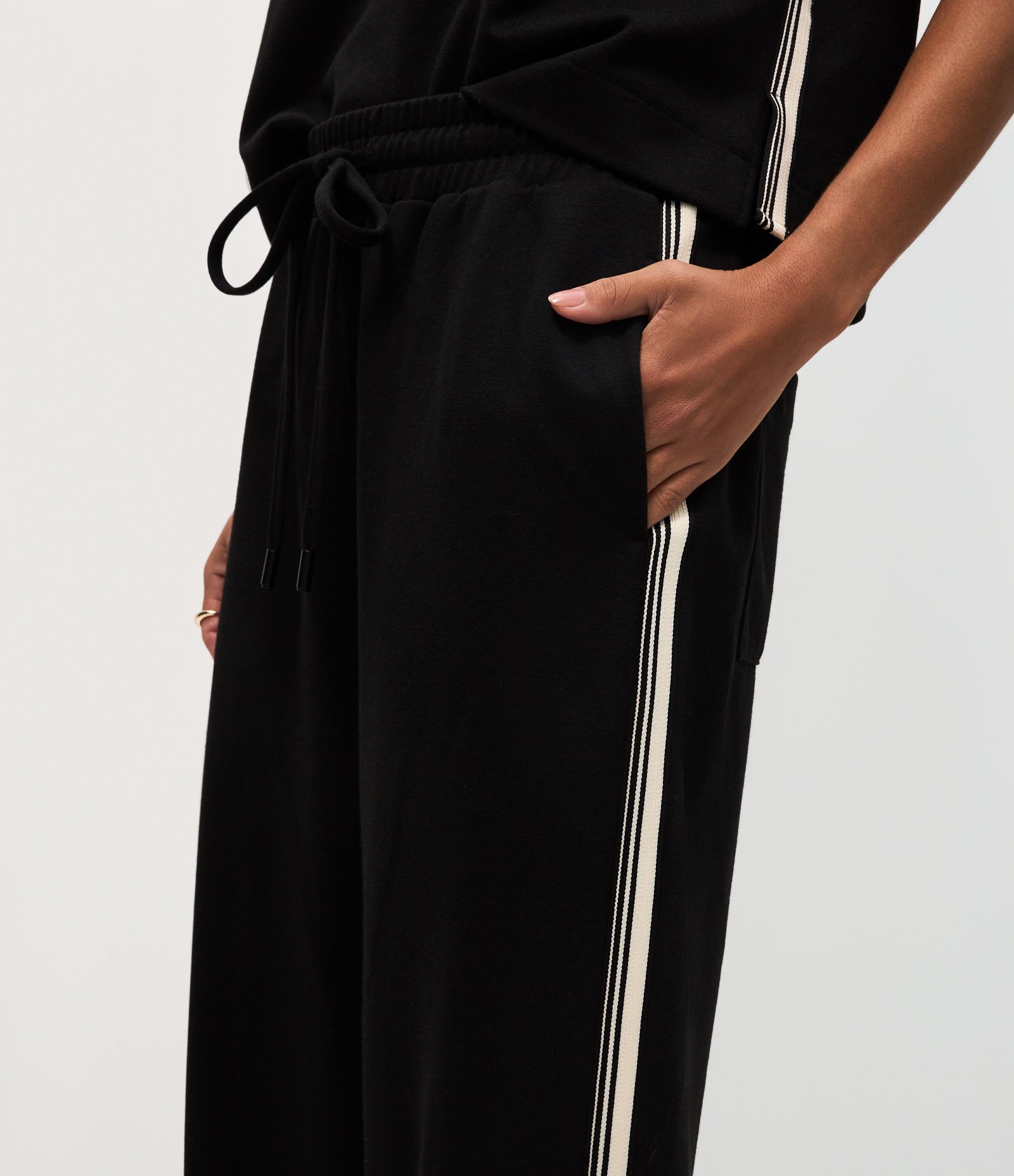 Calça Reta em Ponto Roma com Faixa Lateral Contrastante Preto 4