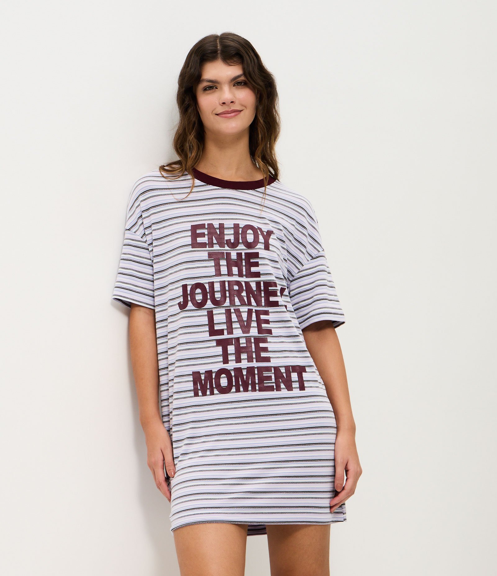 Camisola Regular em Viscolycra com Listras e Lettering Cinza 1