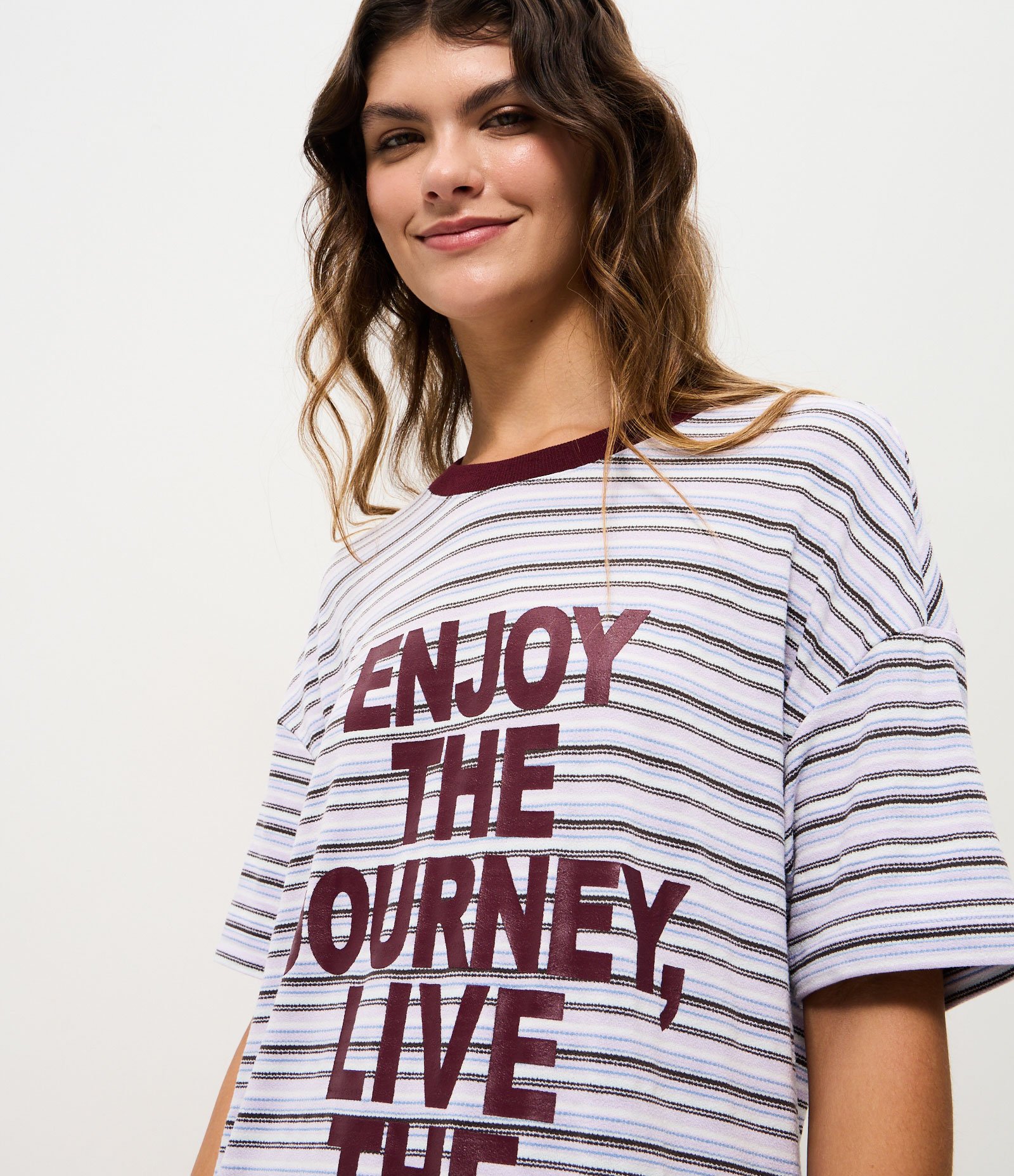 Camisola Regular em Viscolycra com Listras e Lettering Cinza 2