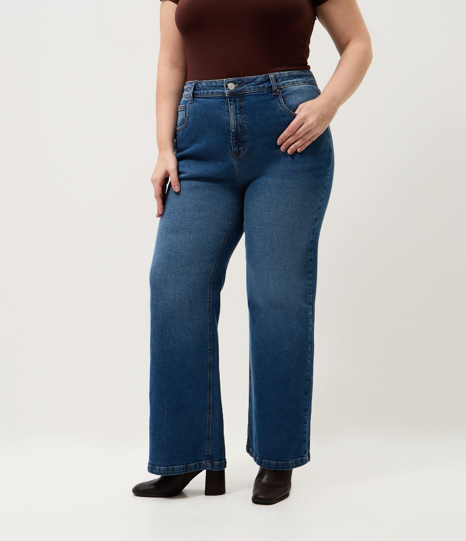 Calça Jeans Reta com Elastano e Efeito Laser Azul 2