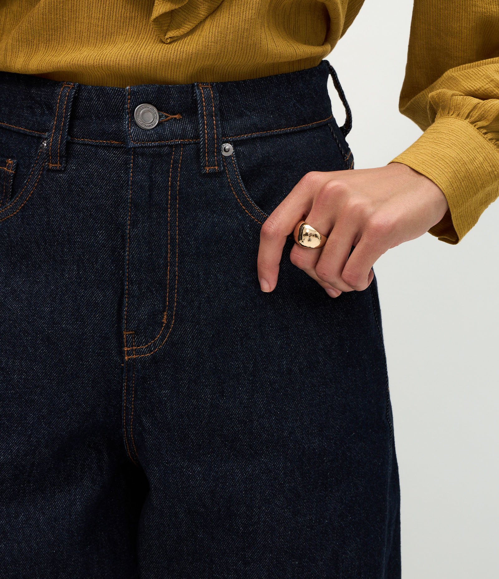 Calça Cenoura em Jeans com Cintura Alta Azul Escuro 4