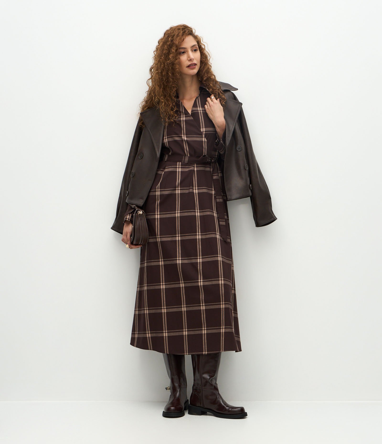 Vestido Longo com Decote Transpassado e Estampa Xadrez Marrom 1