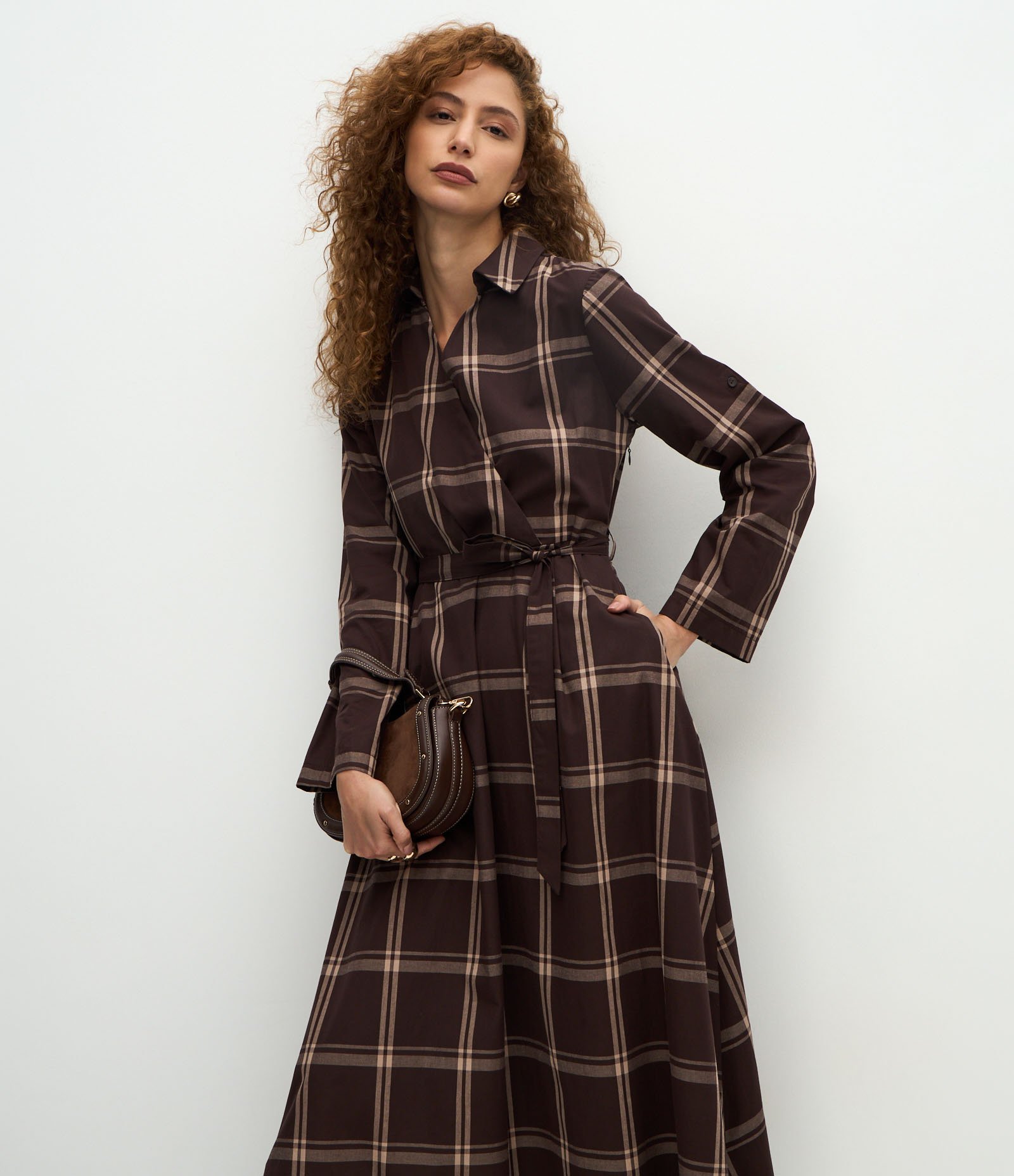 Vestido Longo com Decote Transpassado e Estampa Xadrez Marrom 2