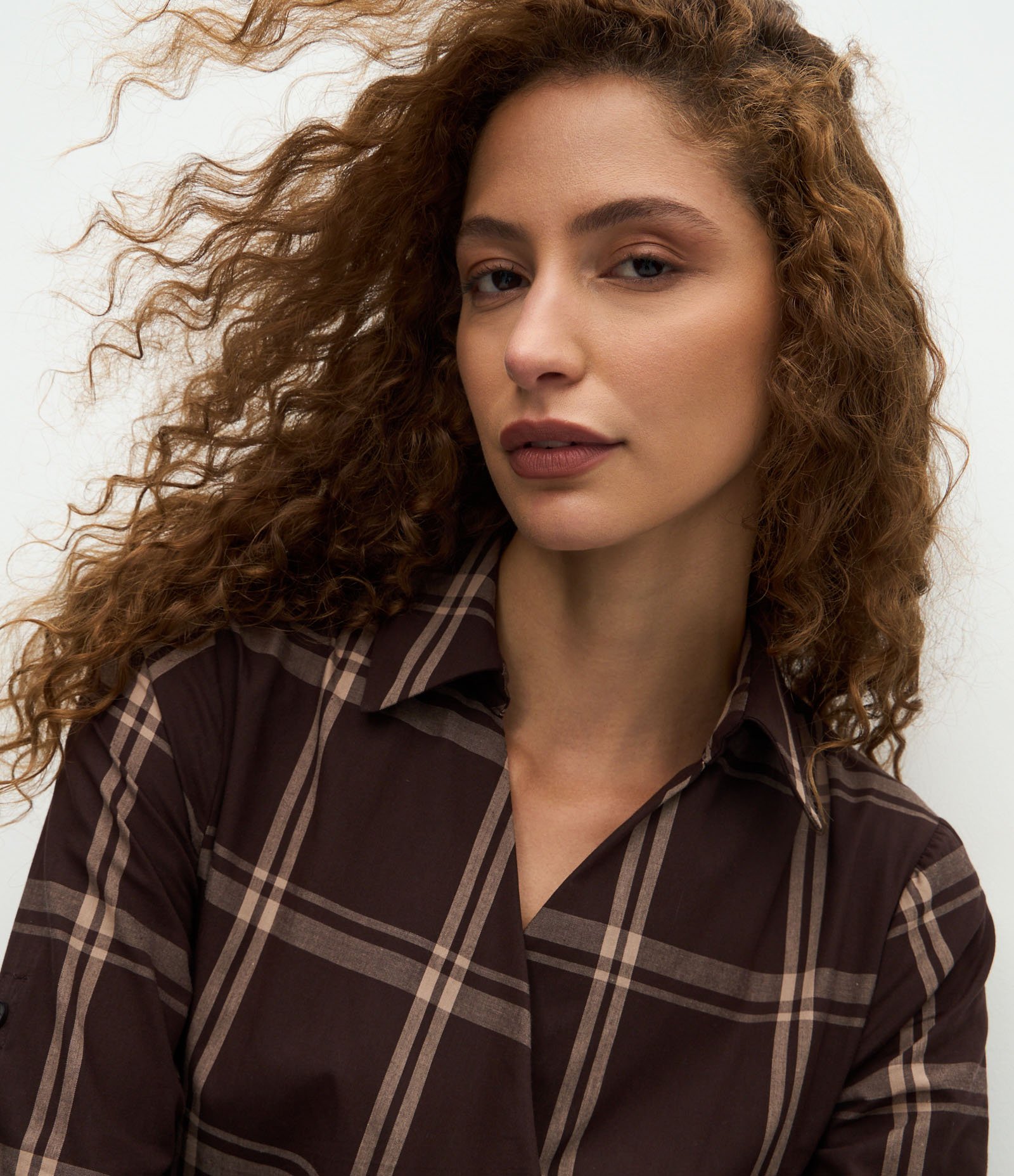Vestido Longo com Decote Transpassado e Estampa Xadrez Marrom 3