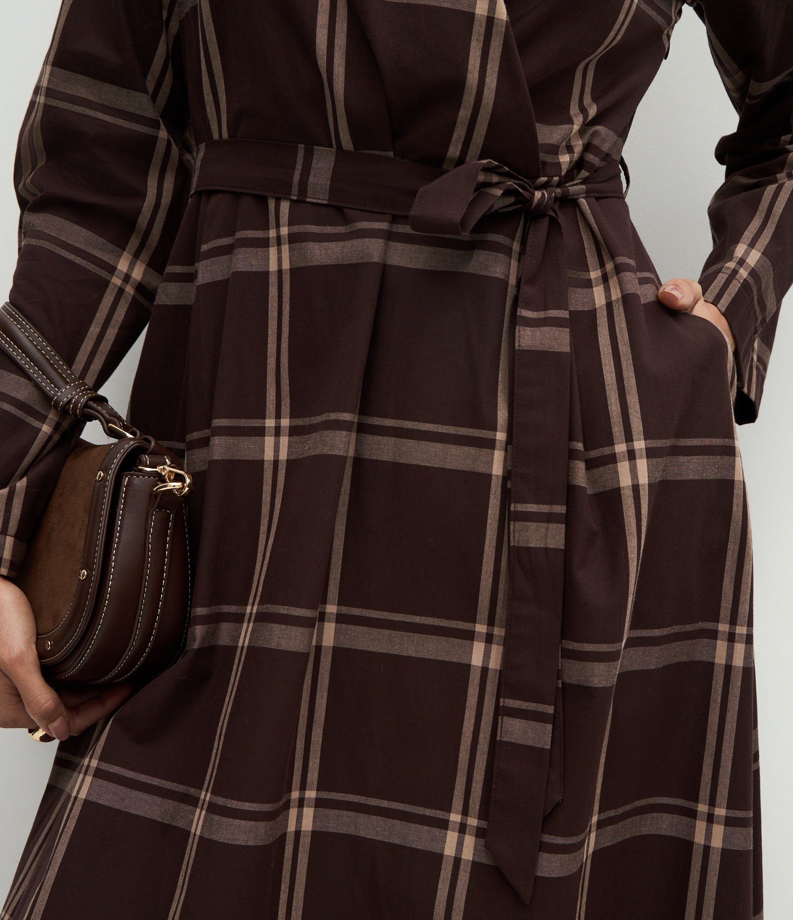 Vestido Longo com Decote Transpassado e Estampa Xadrez Marrom 4
