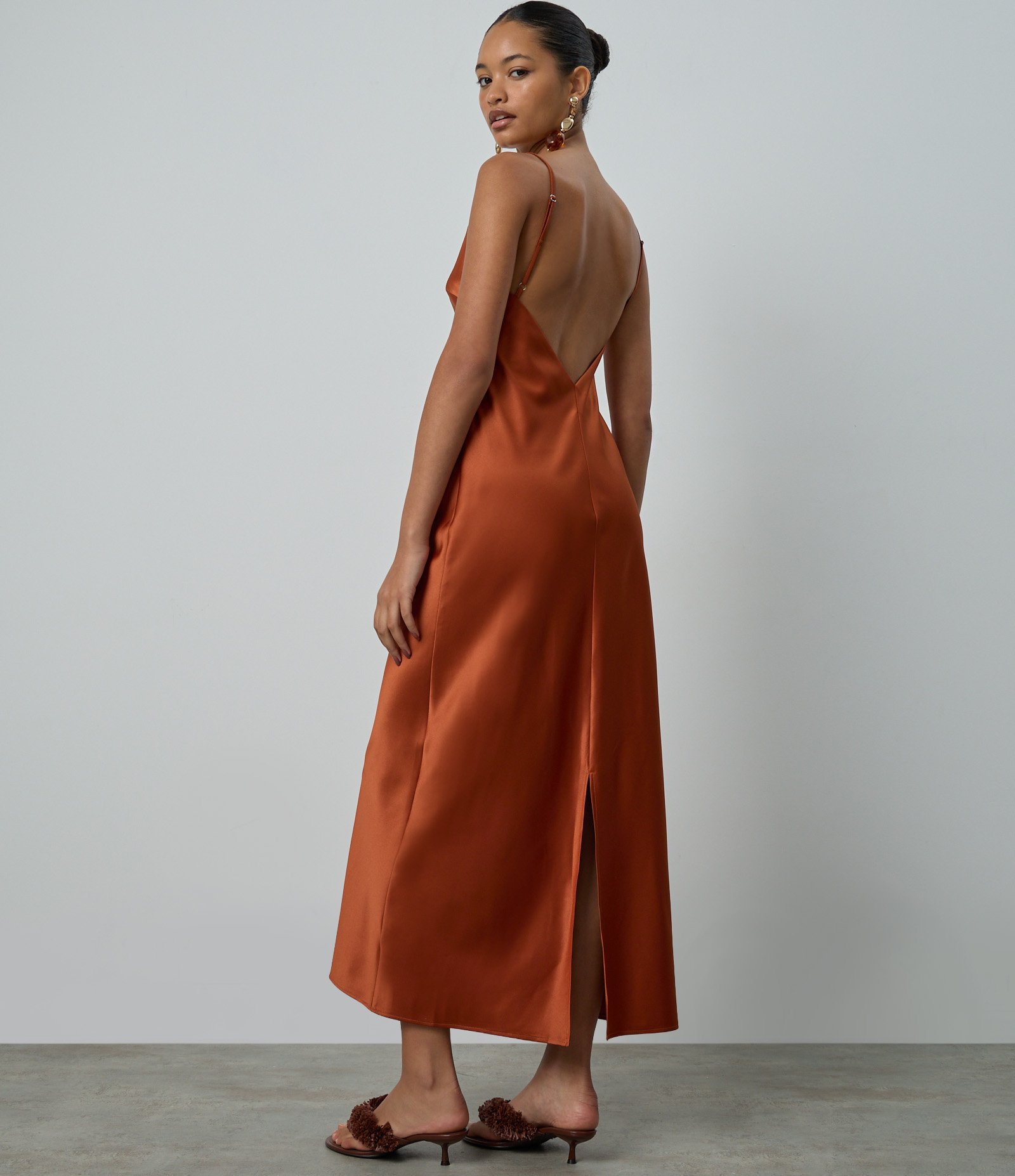 Vestido Longo de Alcinha em Cetim com Decote V Laranja 1