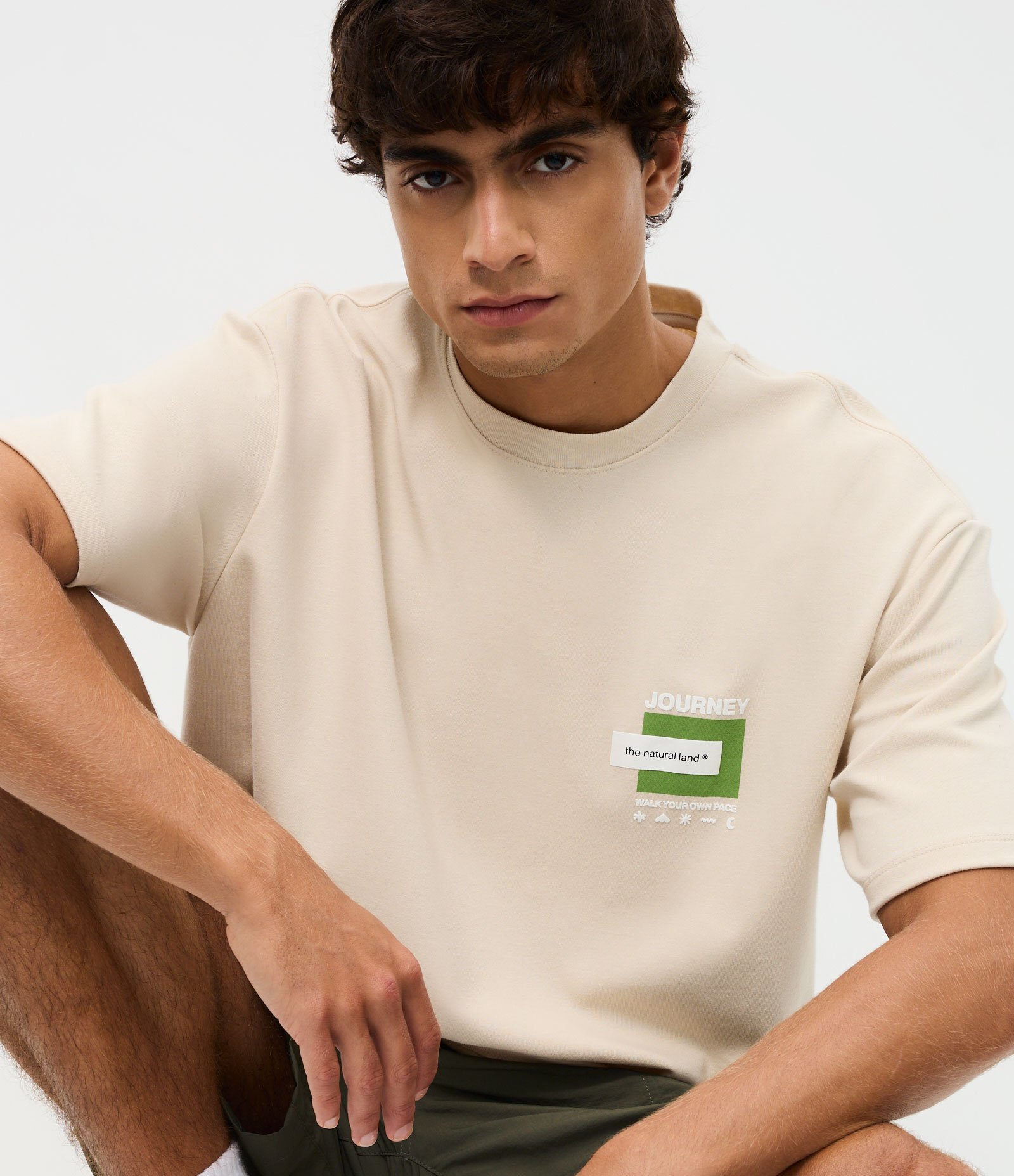 Camiseta Relaxed Manga Curta com Etiqueta no Peito Bege 1