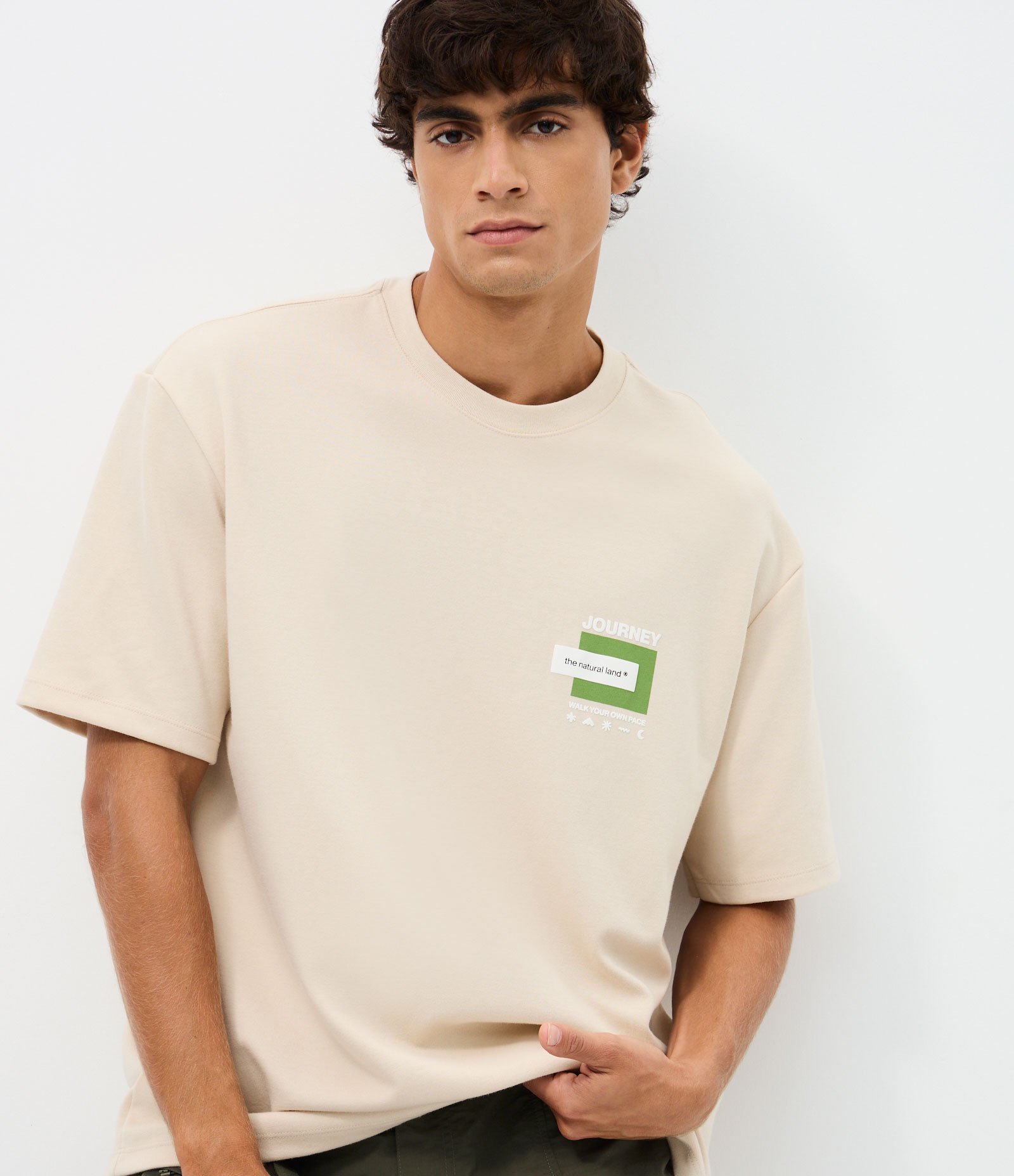 Camiseta Relaxed Manga Curta com Etiqueta no Peito Bege 2