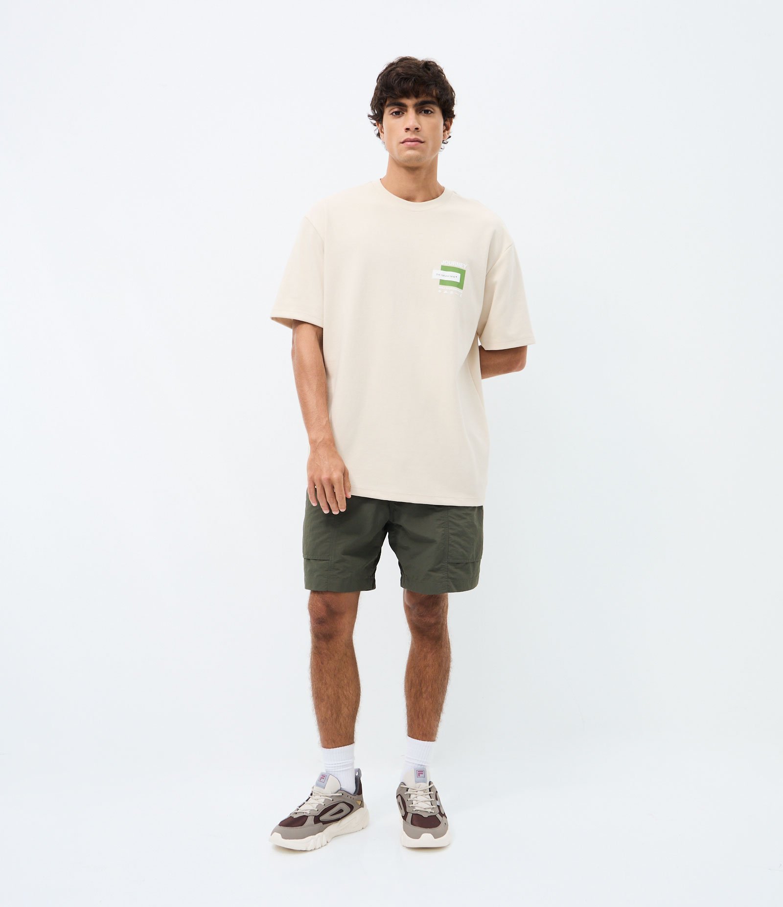 Camiseta Relaxed Manga Curta com Etiqueta no Peito Bege 3