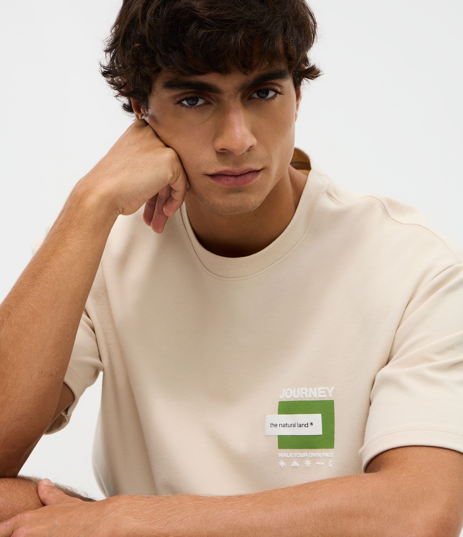 Camiseta Relaxed Manga Curta com Etiqueta no Peito Bege 4