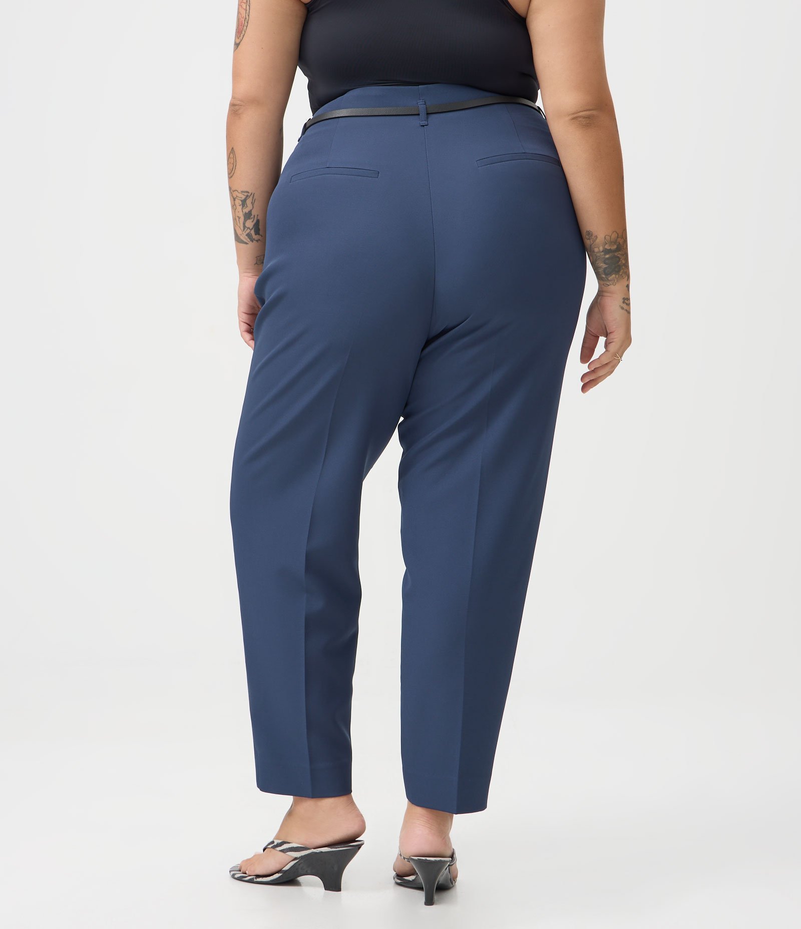 Calça Cenoura Alfaiatada com Cinto Curve & Plus Size Azul 4