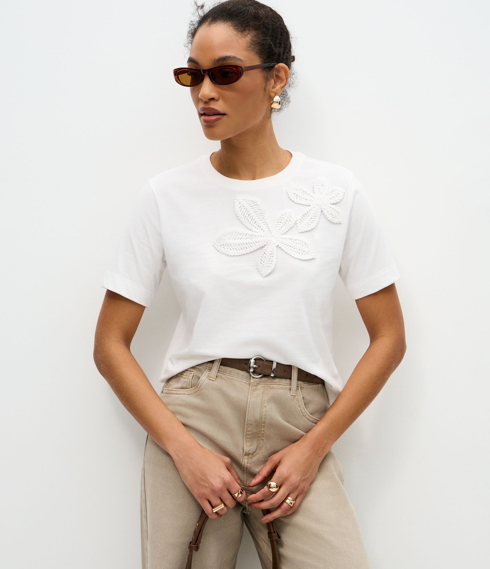 Camisa em Algodão com Manga Curta e Aplicação de Flor Bordada Branco 1