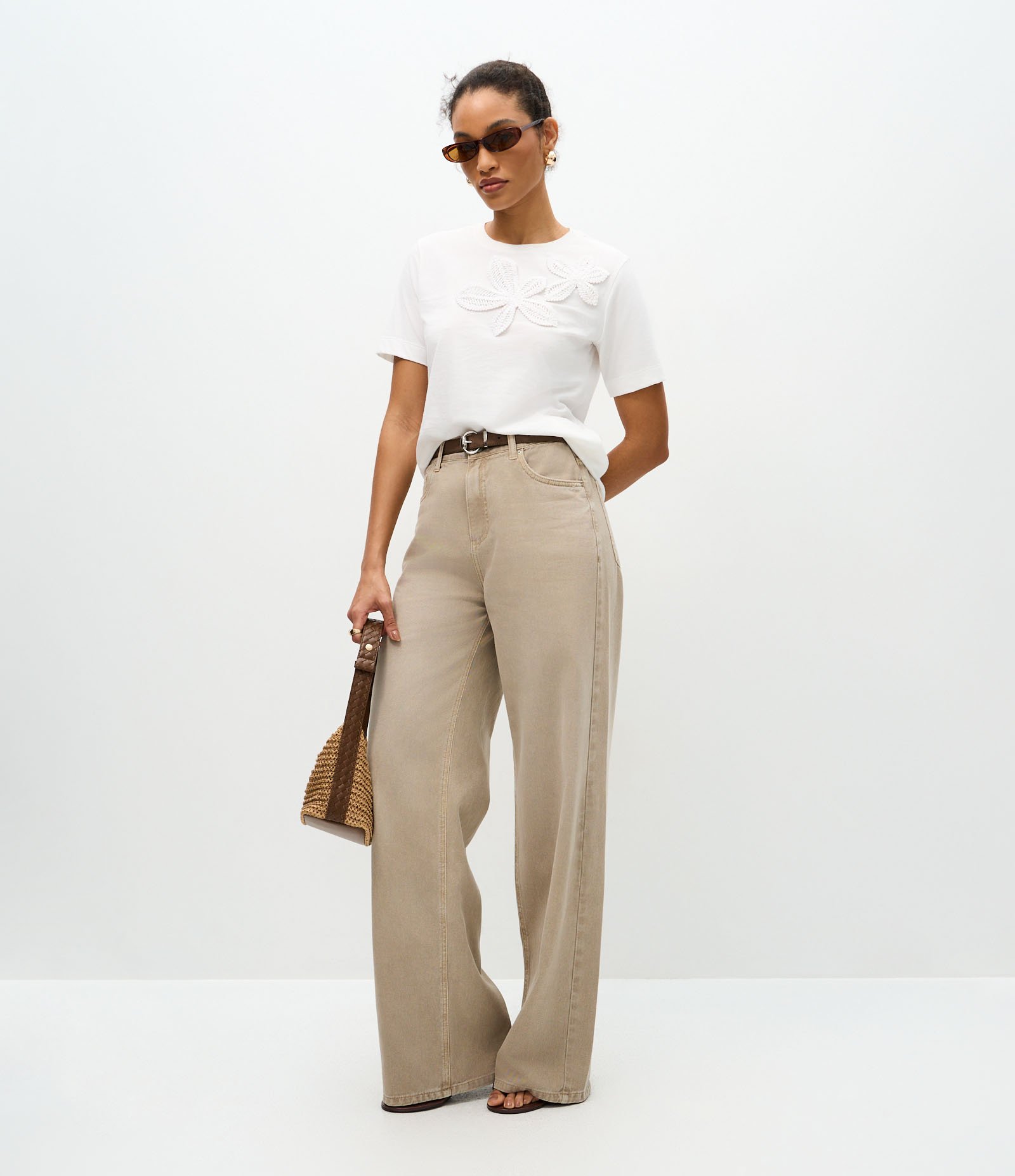 Camisa em Algodão com Manga Curta e Aplicação de Flor Bordada Branco 2