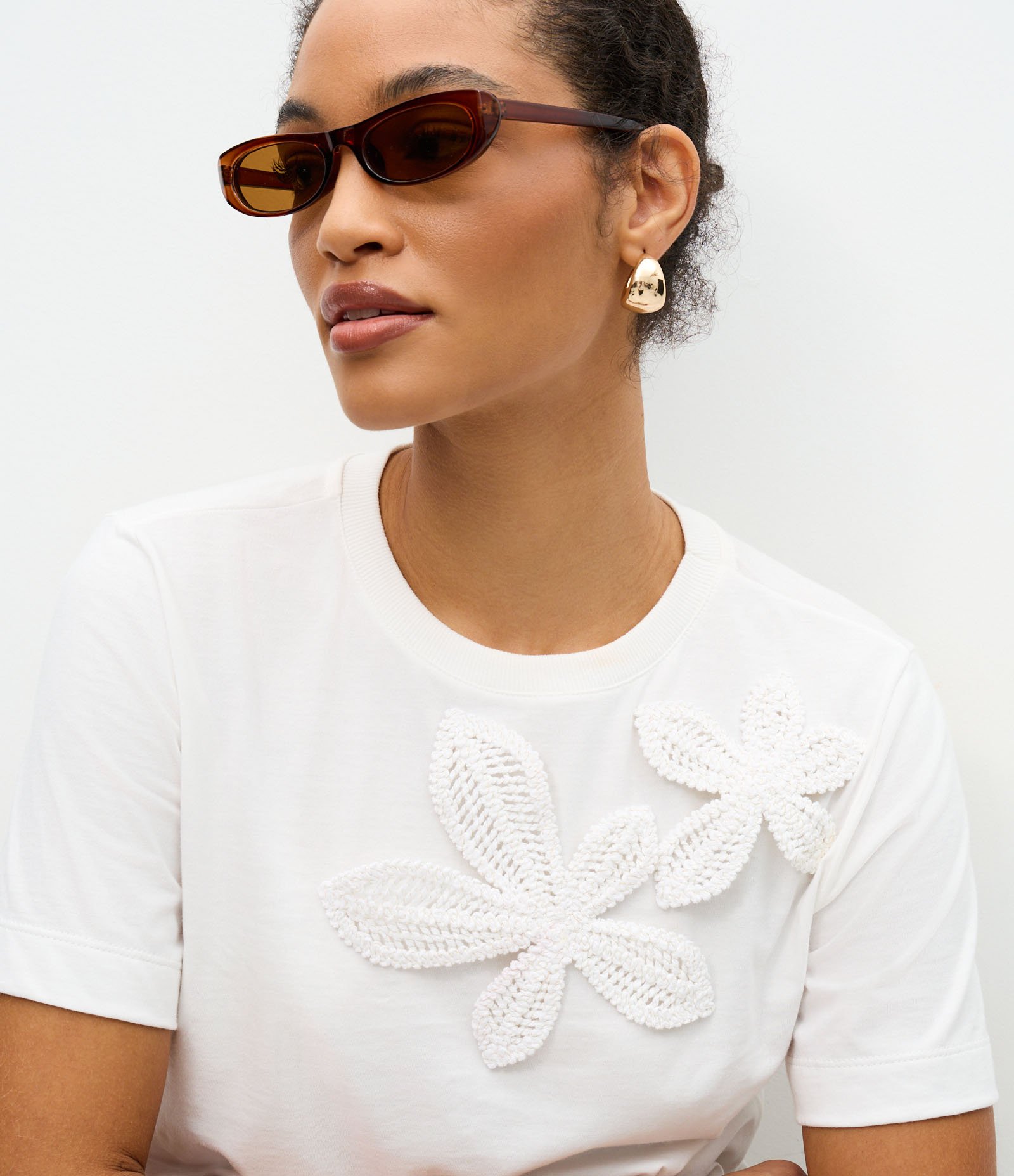 Camisa em Algodão com Manga Curta e Aplicação de Flor Bordada Branco 3