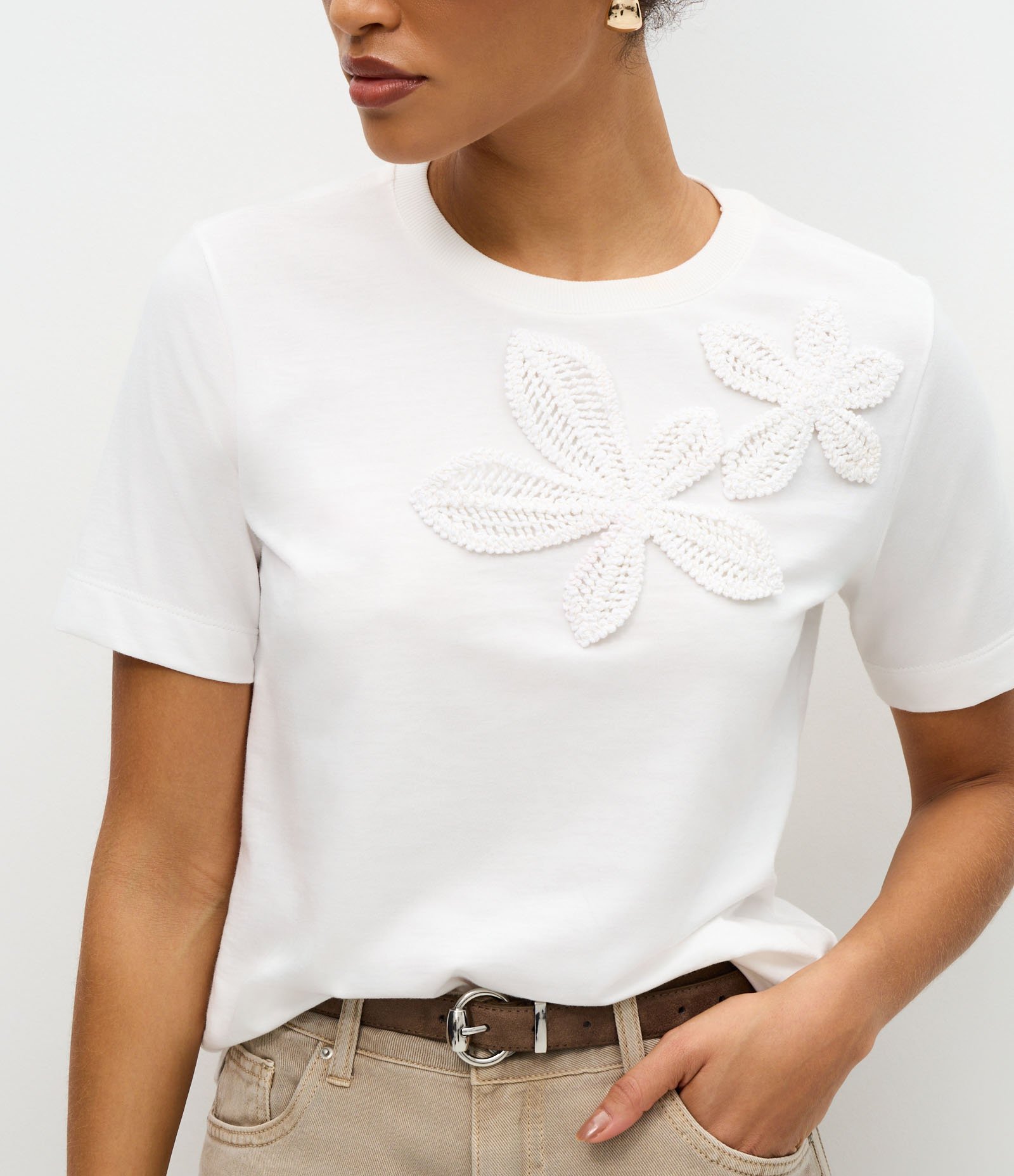 Camisa em Algodão com Manga Curta e Aplicação de Flor Bordada Branco 4