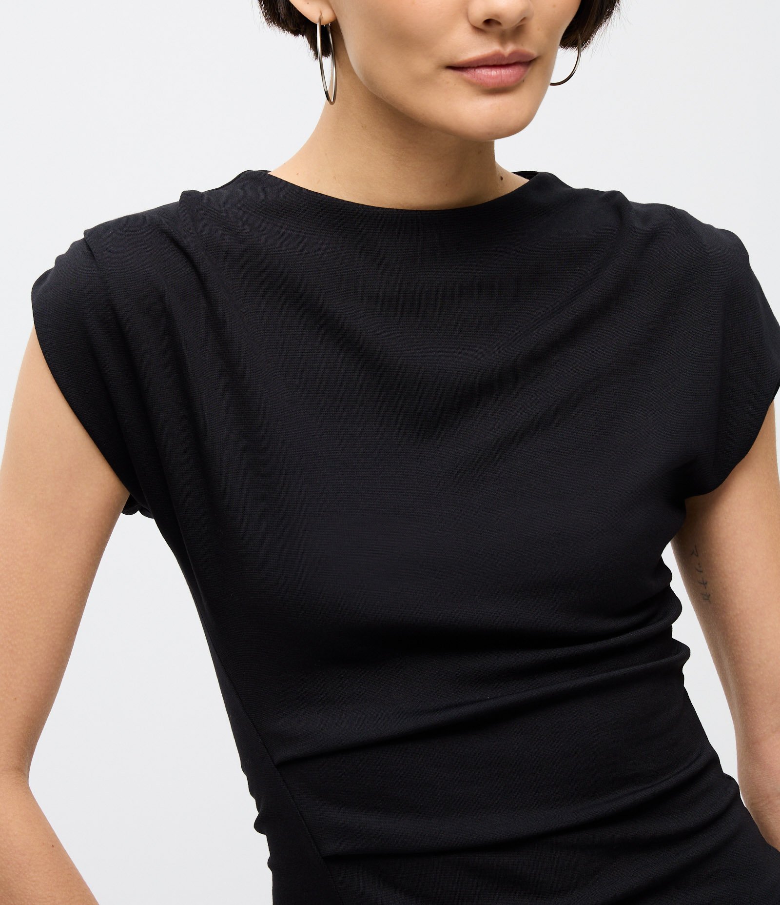 Blusa em Ponto Roma com Pregas no Ombro e Cintura Preto 3