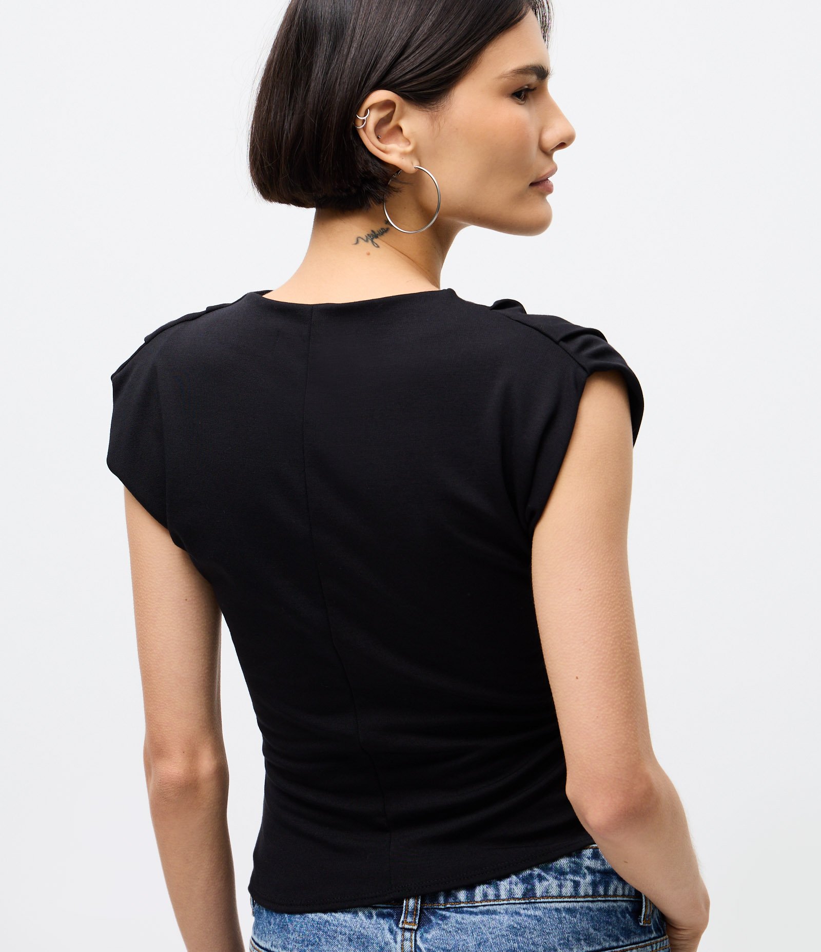 Blusa em Ponto Roma com Pregas no Ombro e Cintura Preto 4