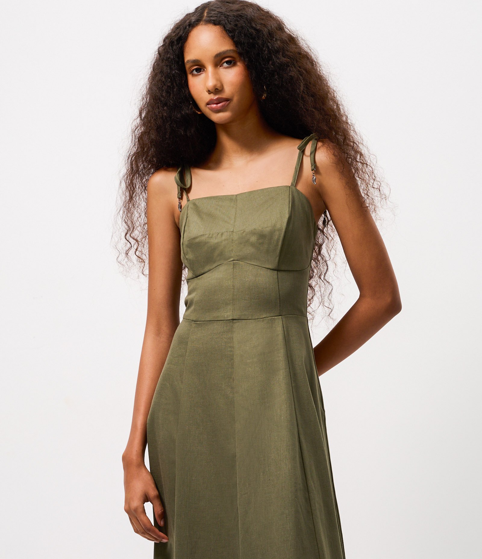 Vestido Midi em Sarja com Alça Fina e Busto Recortado Verde 2