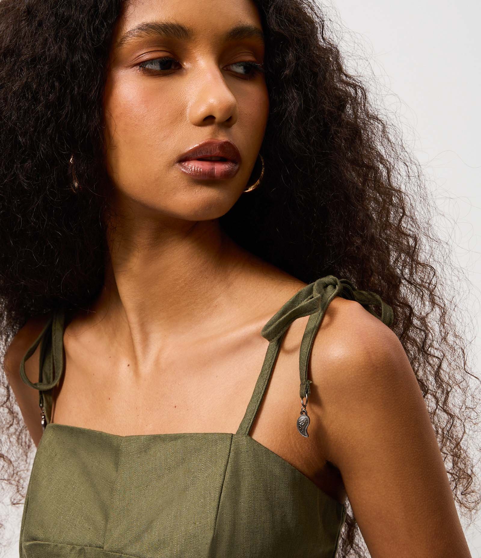 Vestido Midi em Sarja com Alça Fina e Busto Recortado Verde 3