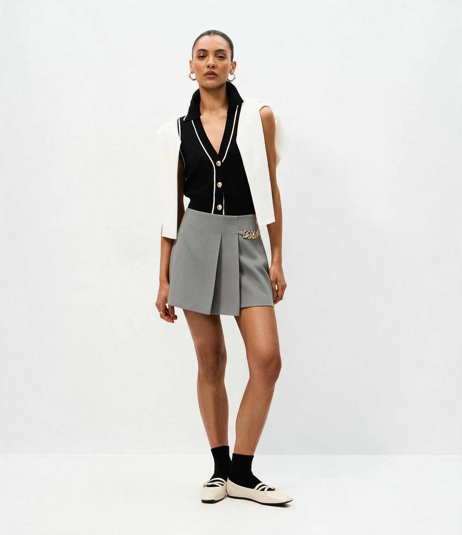 Short Saia Alfaiatado com Pregas Frontais e Corrente de Metal Cinza 2