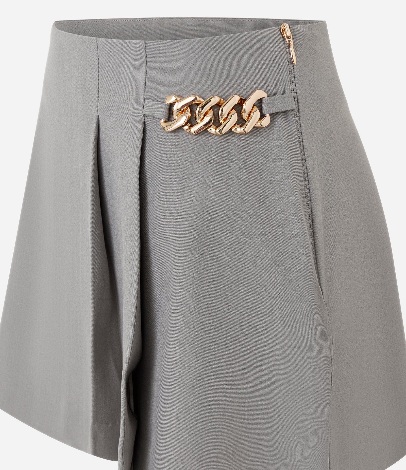 Short Saia Alfaiatado com Pregas Frontais e Corrente de Metal Cinza 5