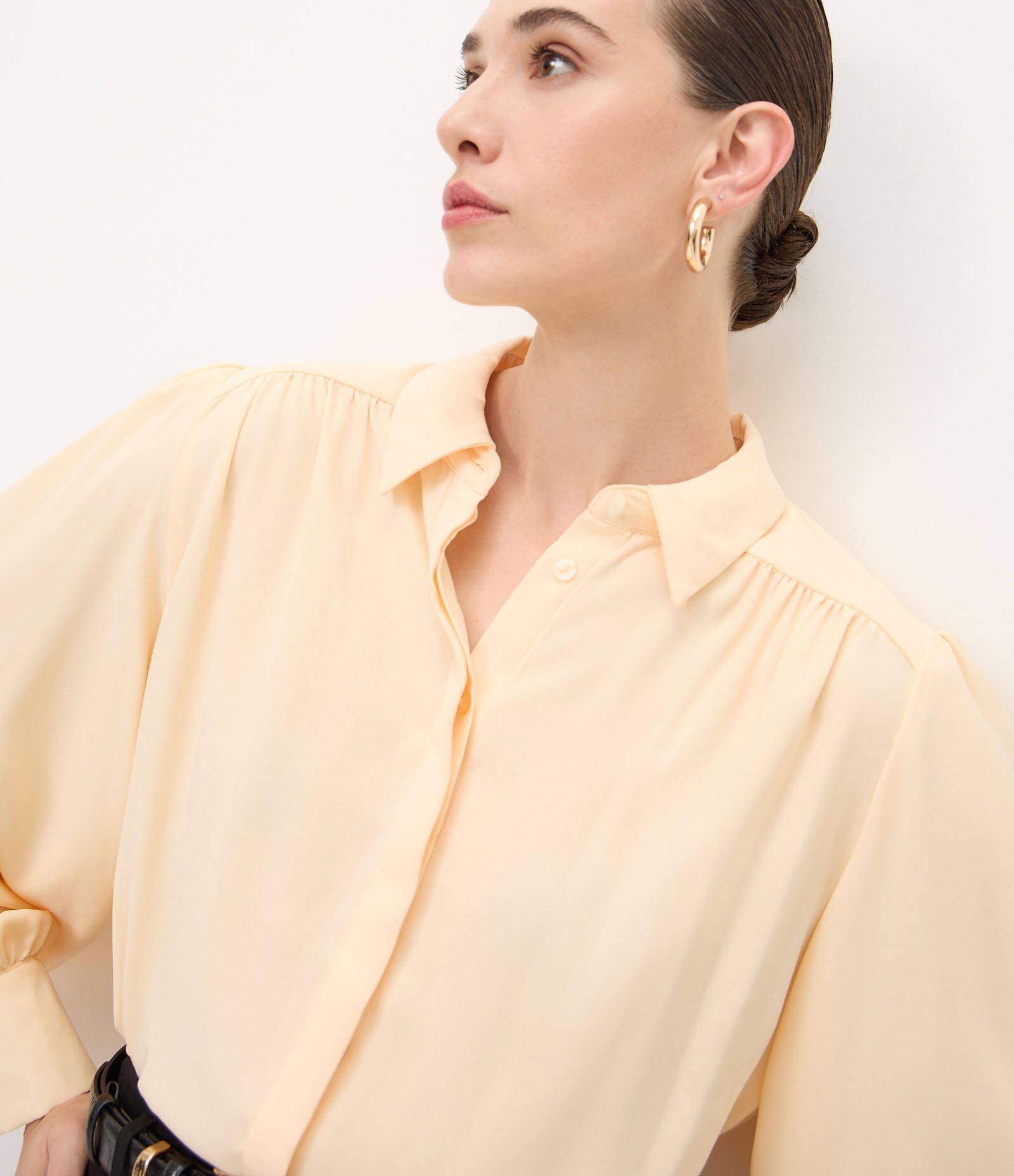 Camisa em Crepe com Manga Longa e Franzido no Ombro Amarelo 3