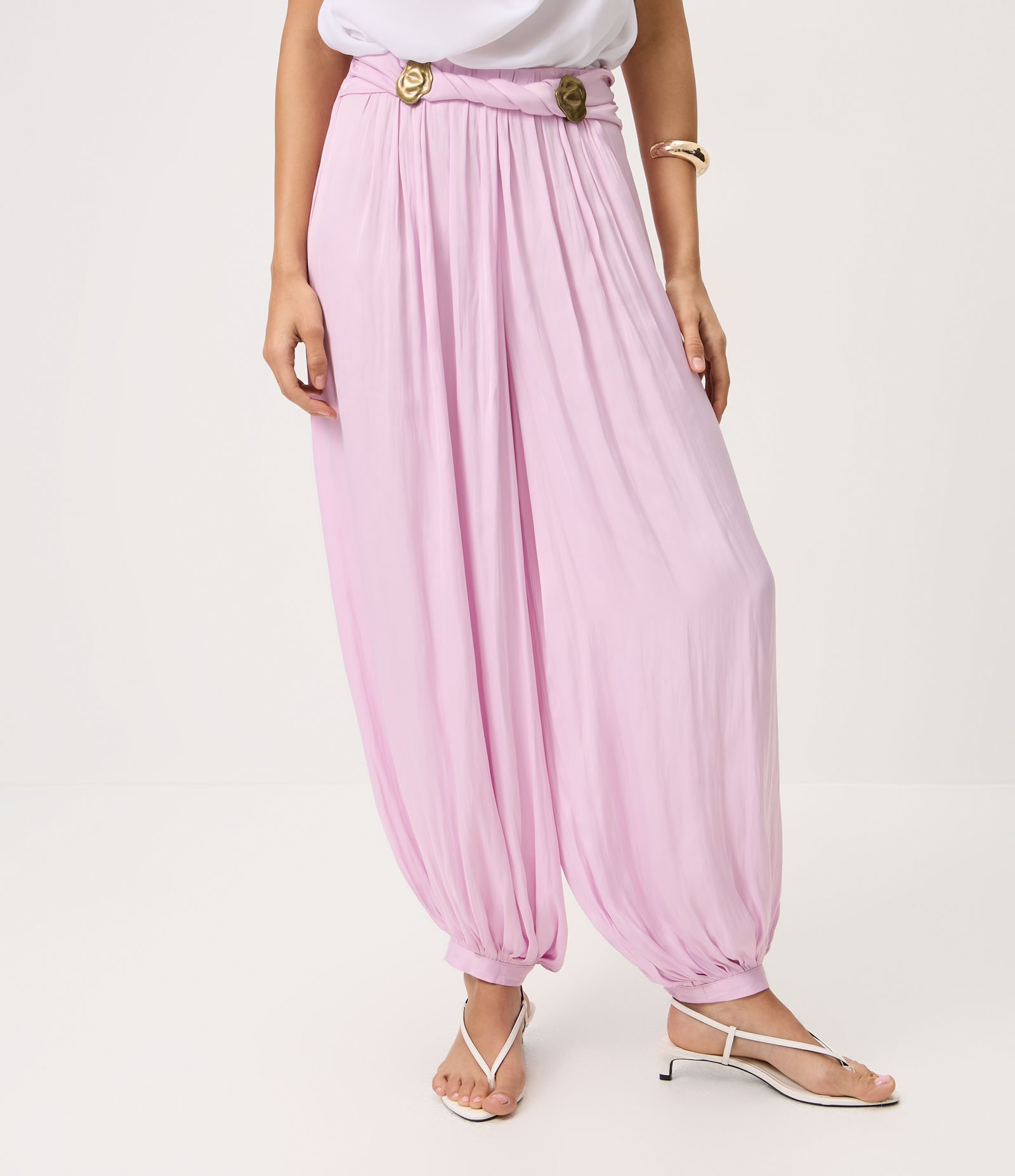 Calça Aladim Acetinada com Aplicação Metálica no Cós Rosa 3