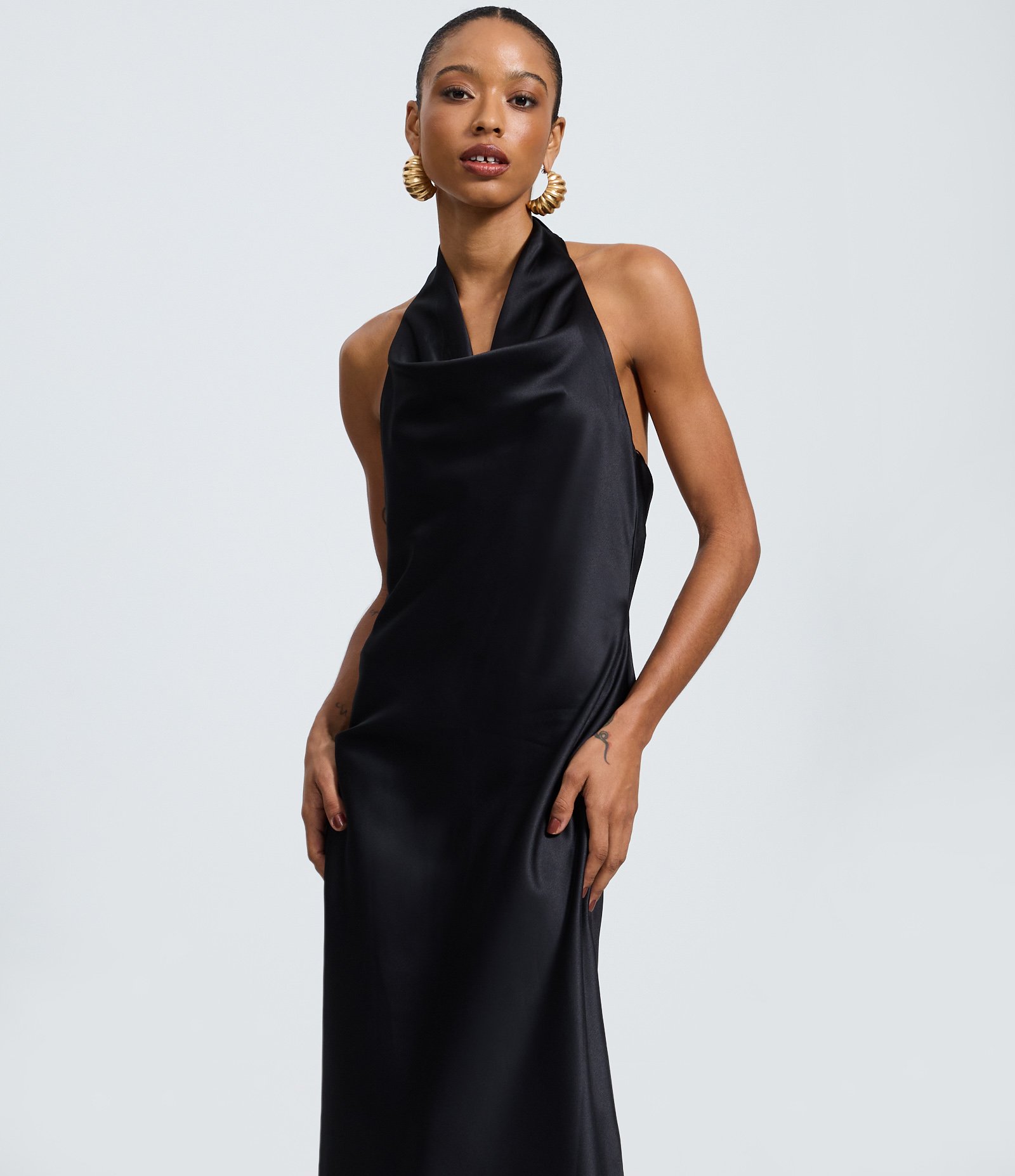 Vestido New Midi em Cetim com Decote Degagê Preto 2