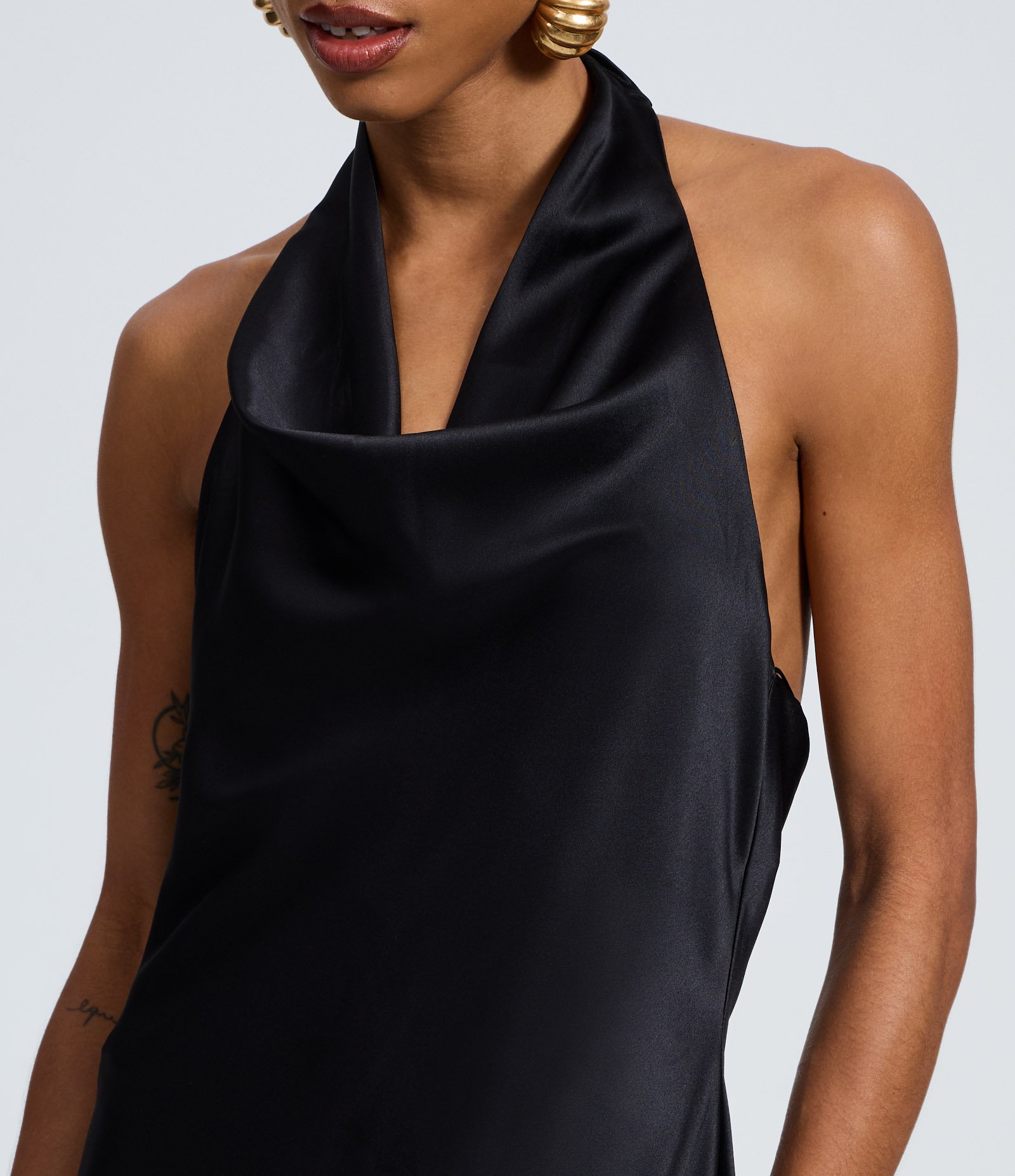 Vestido New Midi em Cetim com Decote Degagê Preto 3