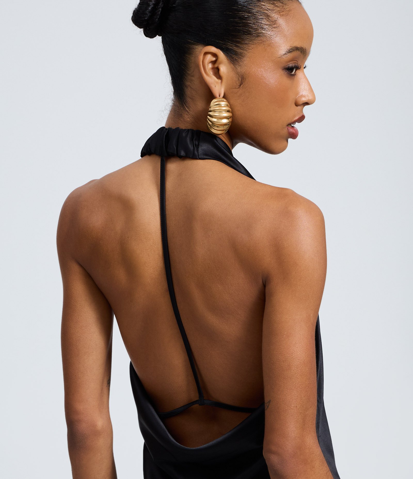Vestido New Midi em Cetim com Decote Degagê Preto 4