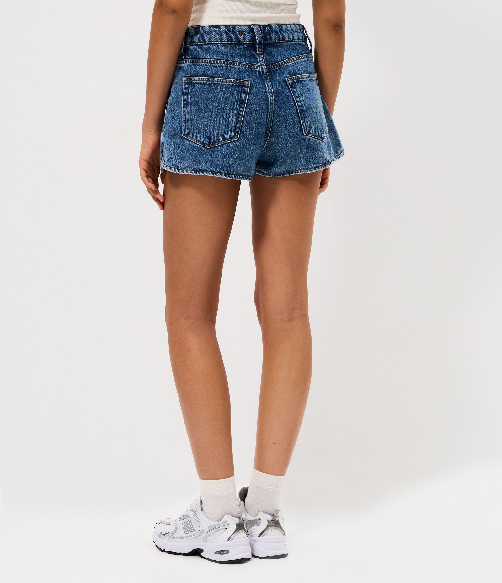 Short Runner em Jeans com Barra Arredondada e Bolsos Azul 4