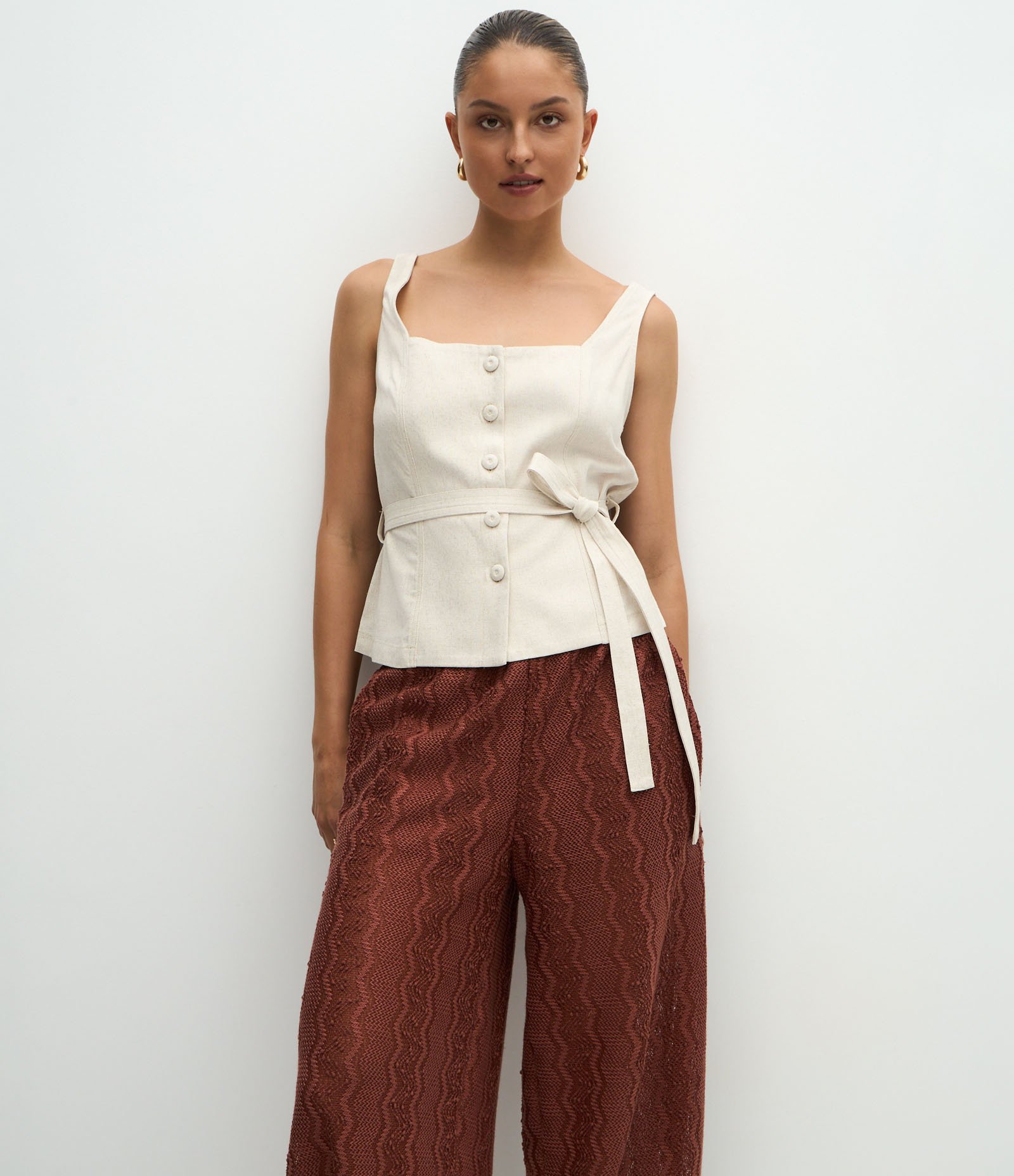 Calça Aladim em Malha Texturizada com Elástico na Cintura Marrom 2