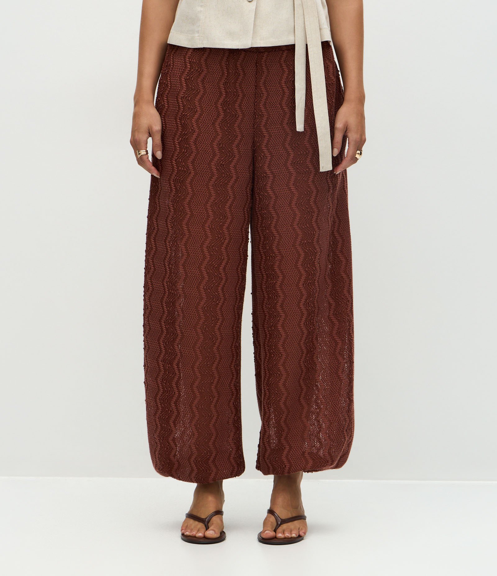 Calça Aladim em Malha Texturizada com Elástico na Cintura Marrom 3