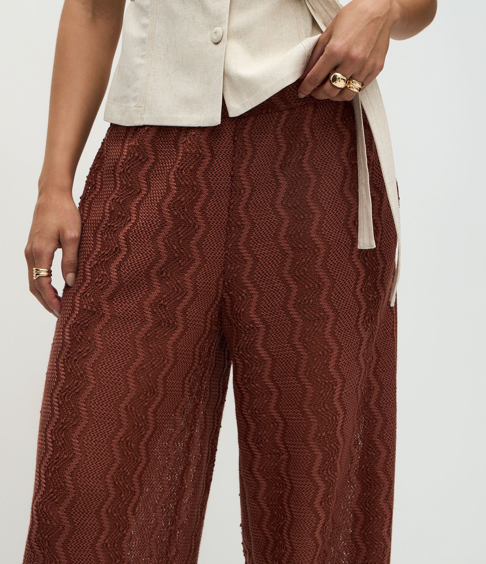 Calça Aladim em Malha Texturizada com Elástico na Cintura Marrom 4