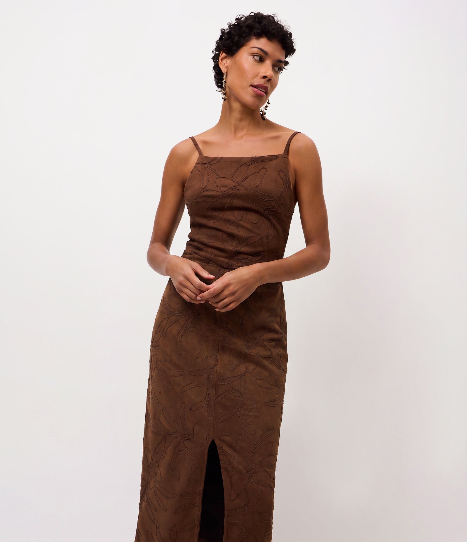 Vestido Midi em Suede com Bordado de Folhagem Marrom 1