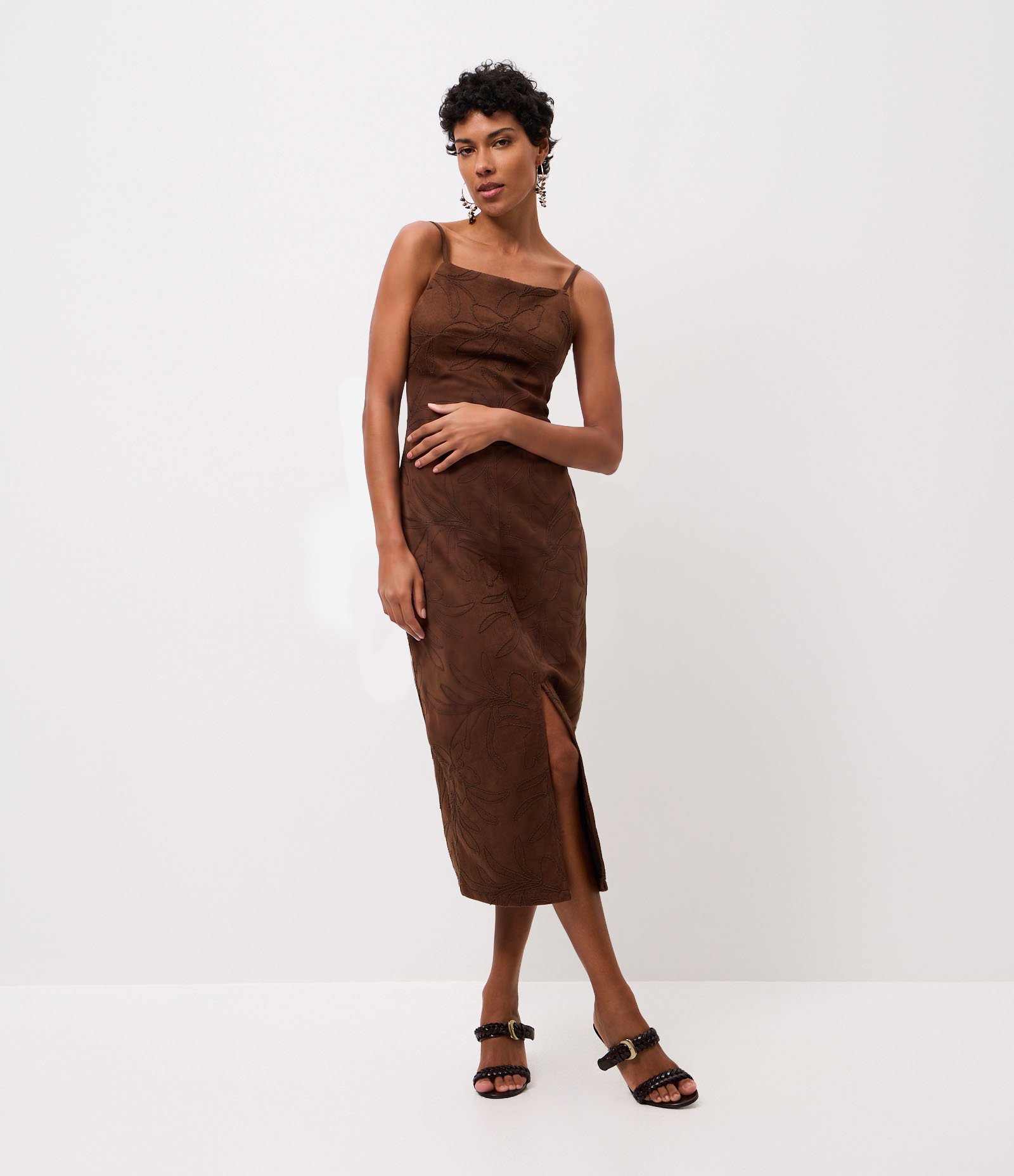 Vestido Midi em Suede com Bordado de Folhagem Marrom 2