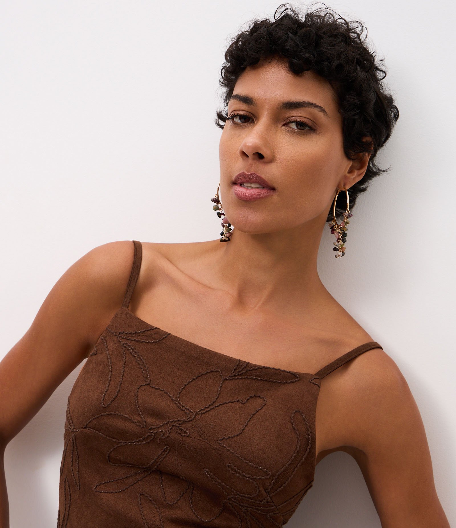 Vestido Midi em Suede com Bordado de Folhagem Marrom 3