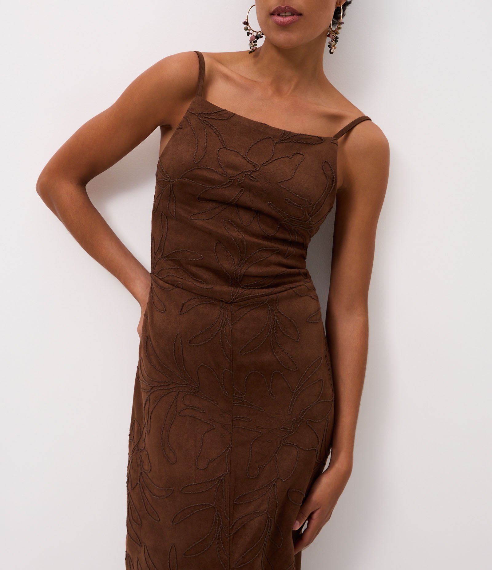 Vestido Midi em Suede com Bordado de Folhagem Marrom 4