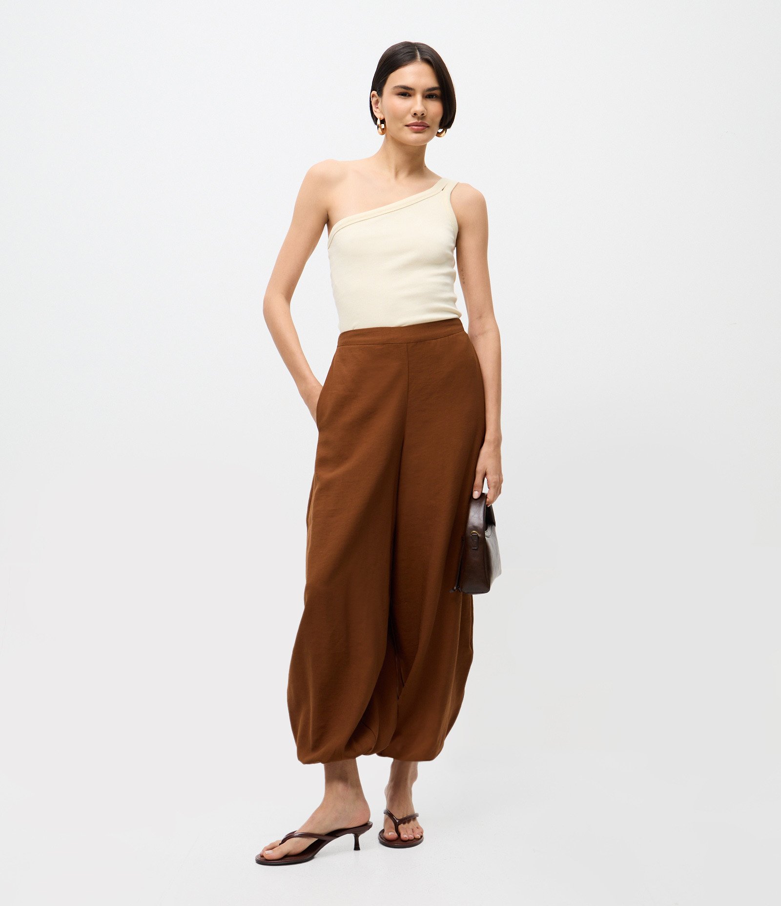 Calça Alfaiatada Aladim em Viscose Marrom 1