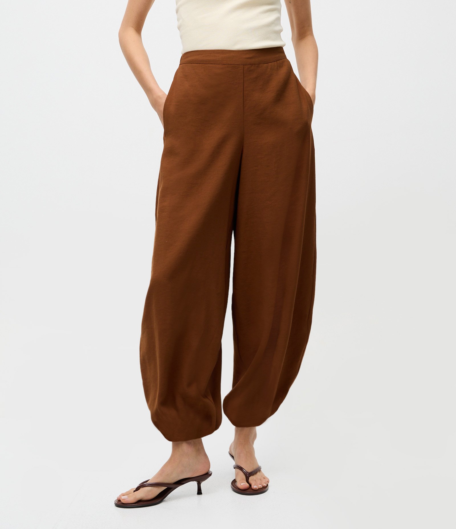 Calça Alfaiatada Aladim em Viscose Marrom 2